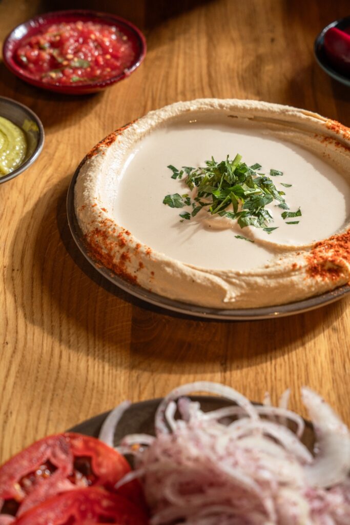 חומוס ומנות על השולחן