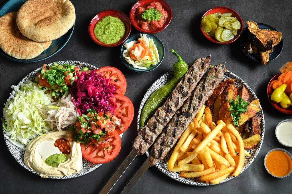מגש מעורב עם קבב, צ'יפס וסלטים