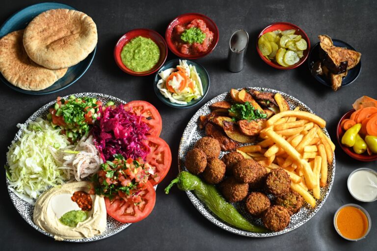 צלחת שניצל עם סלטים