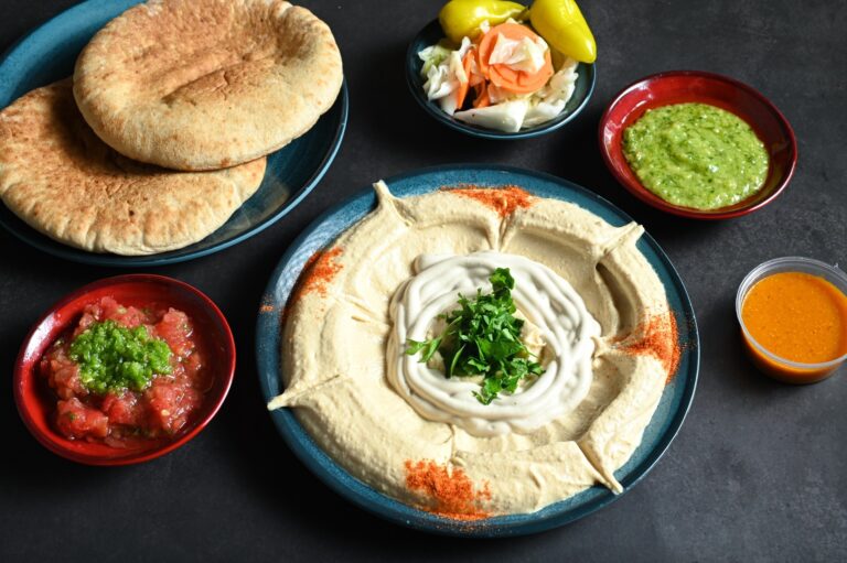 חומוס עם סלטים ופיתות